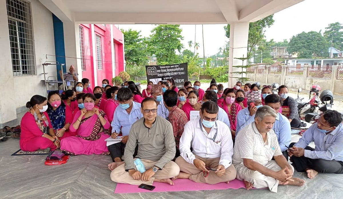 तलब बढाउन माग गर्दै  इसीडी  शिक्षक धर्नामा