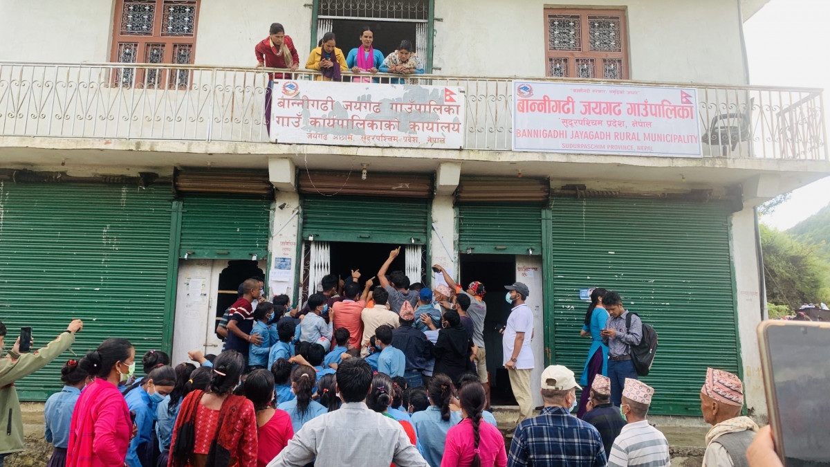 विद्यालयको अनुदान कटौती गरेपछि गाउँपालिकामा तालाबन्दी