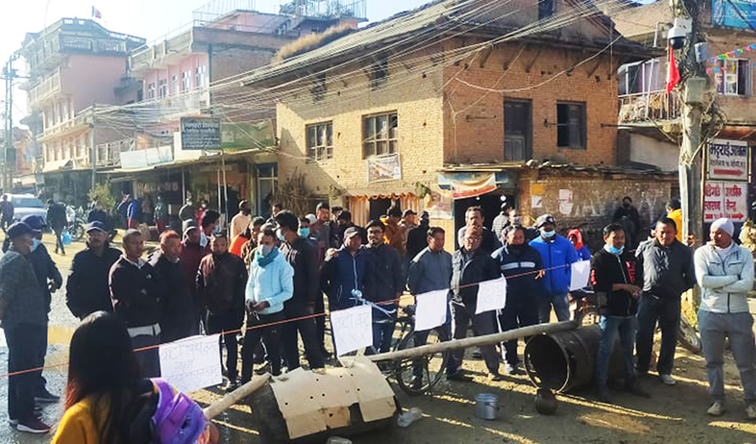 कालोपत्रे नगरेको भन्दै स्थानीयले बन्द गरे गोदावरी सडक