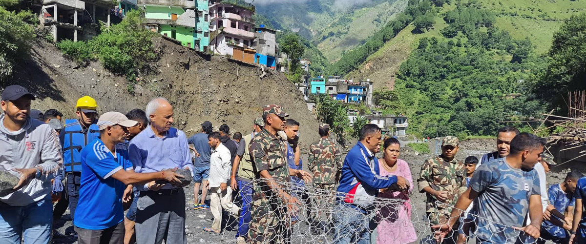 बस्ती जोगाउन स्थानीयलाई साथ दिदै मन्त्री बडू