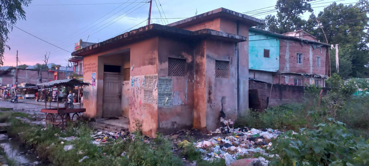 सार्वजनिक शौचालय प्रयोगविहीन हुँदा बजार दुर्गन्धित