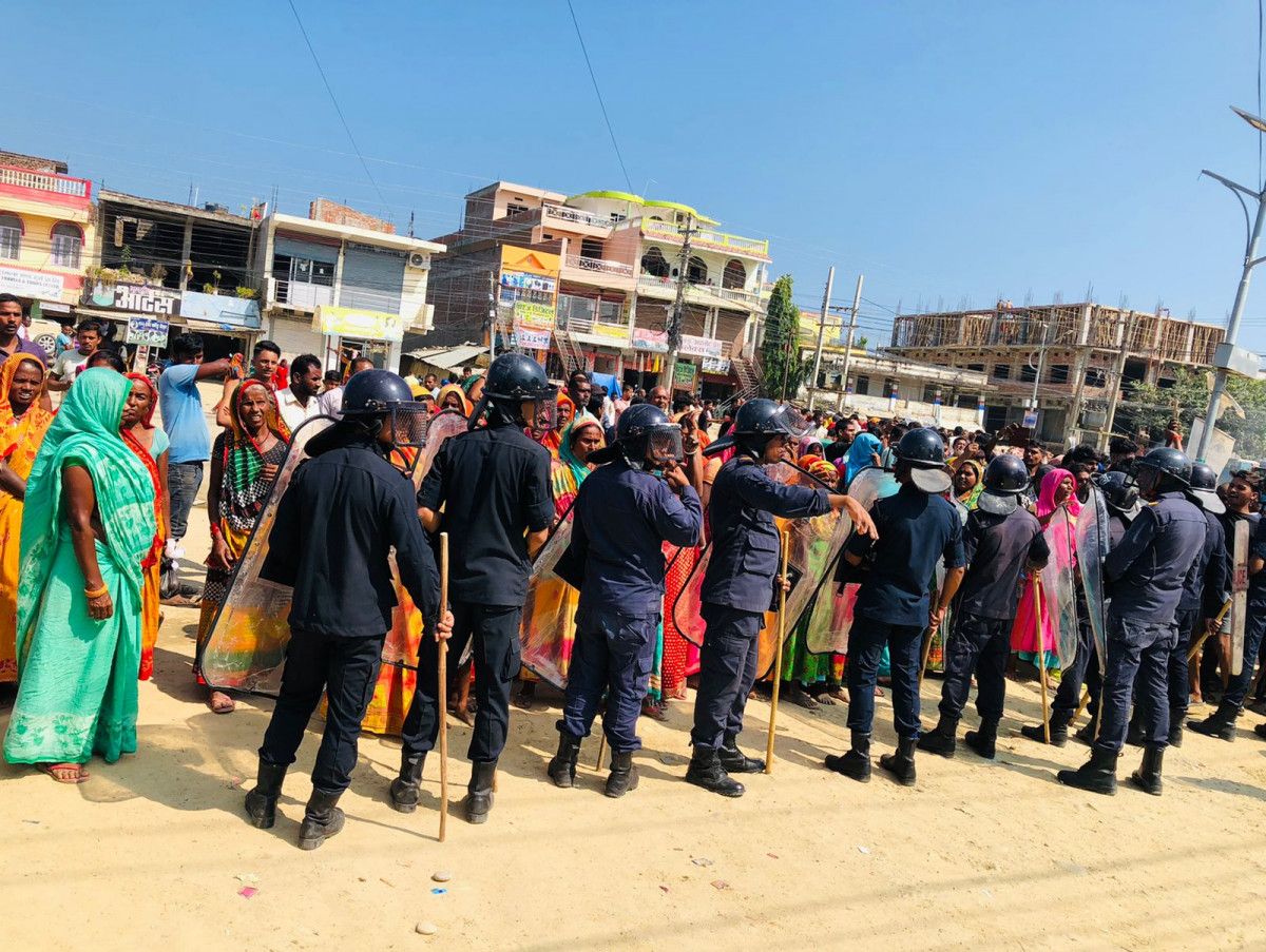 प्रहरीले कुटपिट गरेको विरोधमा स्थानीयले गरे चक्काजाम