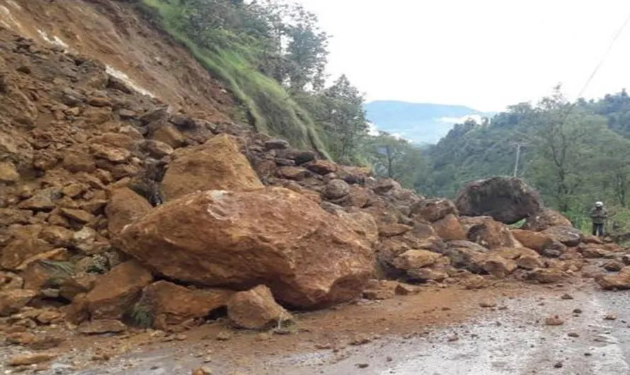 पहिराेले नवलपुरका पहाडी क्षेत्रमा यातायात अवरूद्ध