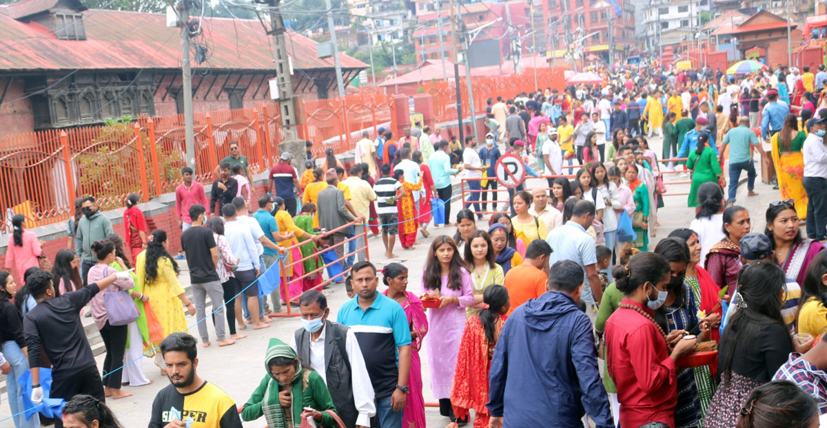 साउनको दोस्रो सोमबार : पशुपतिनाथलगायत देशभरका शिवालयमा भक्तजनको भीड