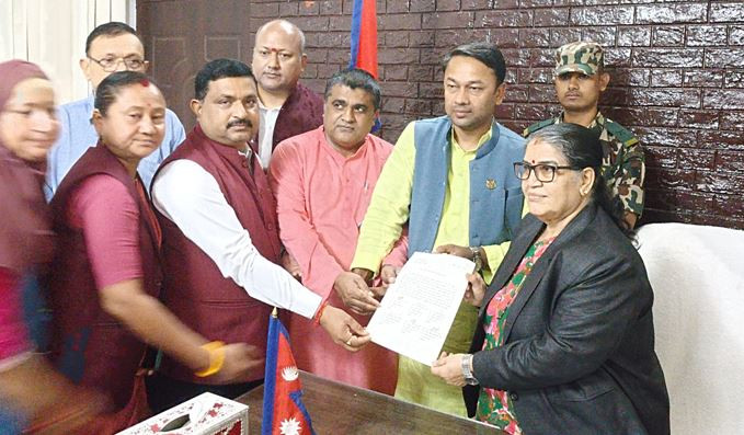 मधेस प्रदेशमा जनमतका सिंहद्वारा प्रदेश प्रमुखसमक्ष दाबी पेस