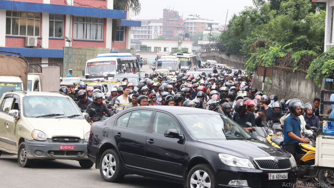 पेट्रोल पम्पमा लामबद्ध सवारी