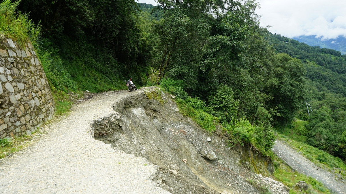 घोडेपानी सडक अवरूद्ध : पर्यटक र स्थानीयलाई सास्ती