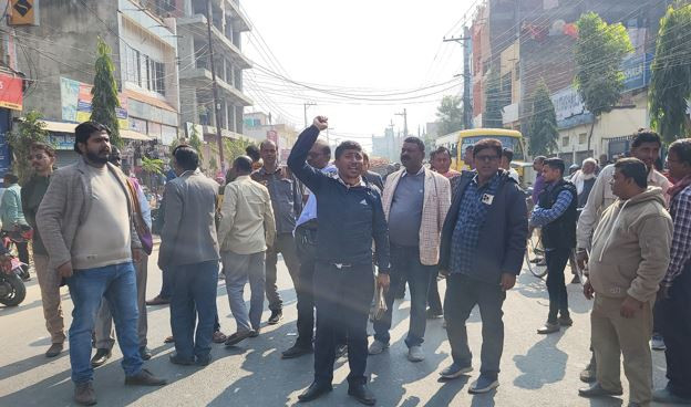जनकपुरधामका व्यापारीहरु आन्दोलित, सडक अवरुद्ध