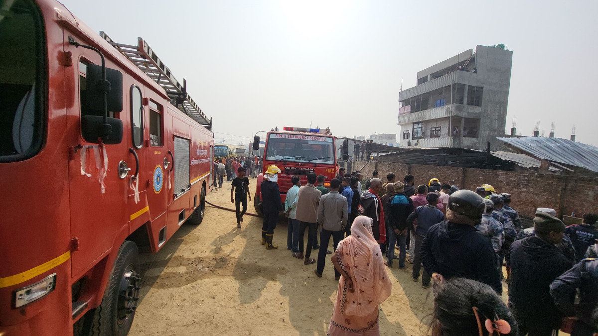 जनकपुरधामको एक फर्निचर उद्योगमा आगलागी हुँदा लाखौंको क्षति
