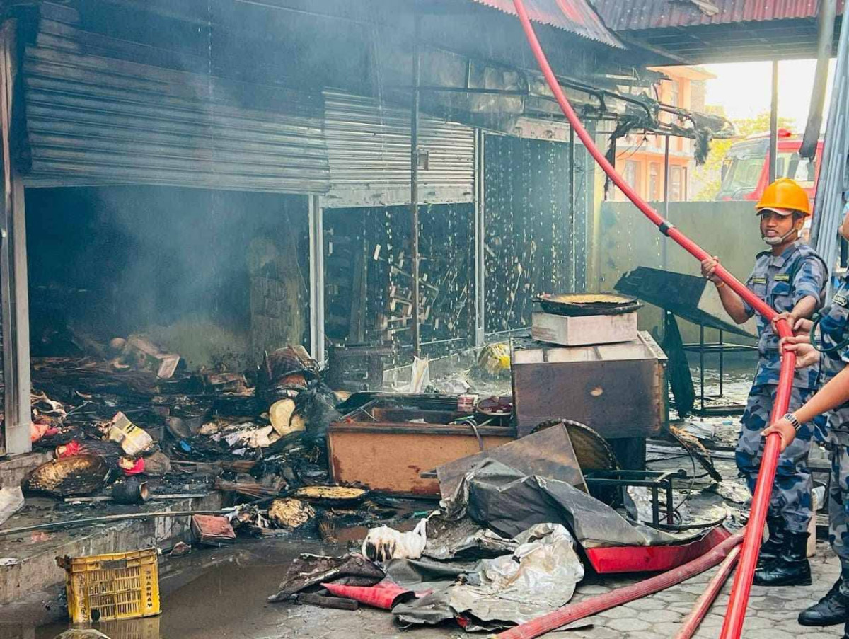 विधुत सर्ट हुँदा सतुङगलस्थित कम्प्लेक्समा आगलागी