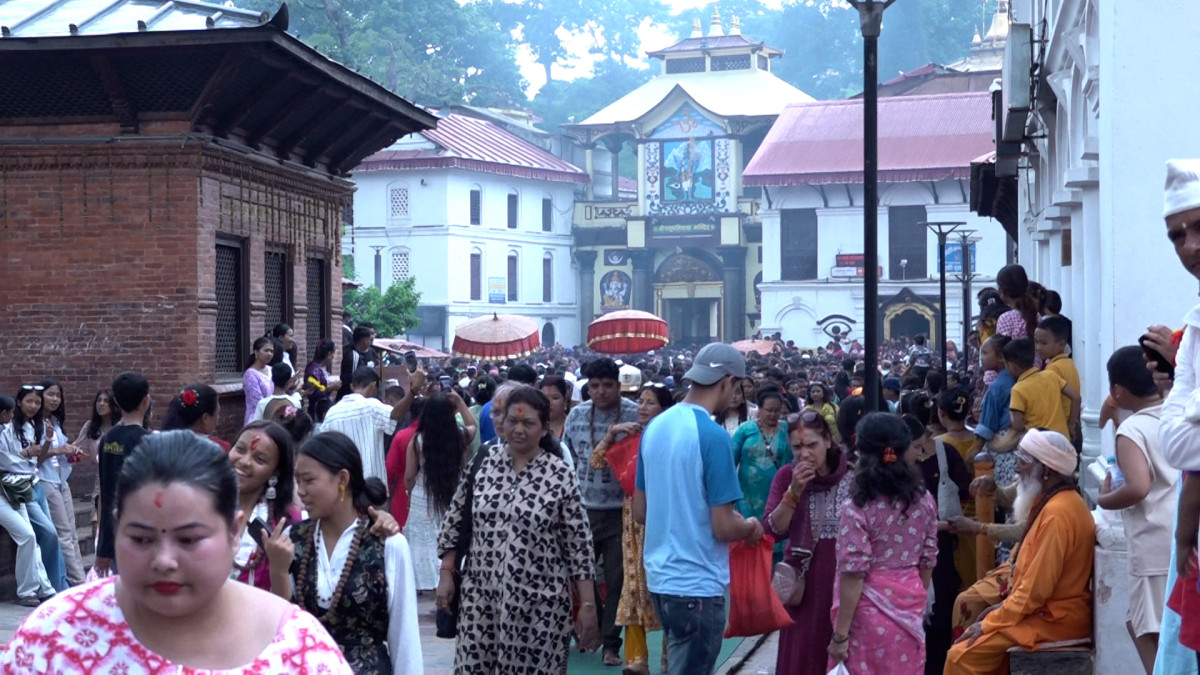 आज साउनको अन्तिम सोमबार, पशुपतिनाथ मन्दिरमा दर्शनार्थीको चहलपहल