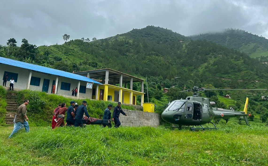 जटिल प्रसूति समस्यापछि आमा र नवजात शिशुको हवाई उद्धार