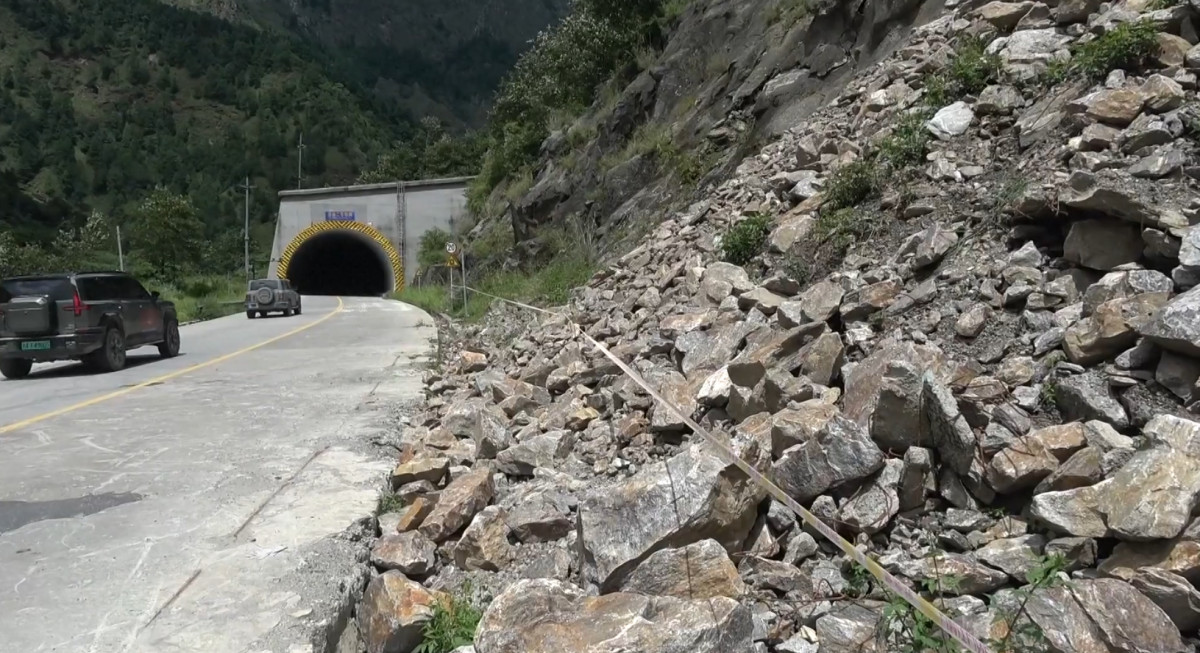 चीनतर्फ मुख्य राजमार्गको अवरोध हटाइयो, जोखिम कायमै