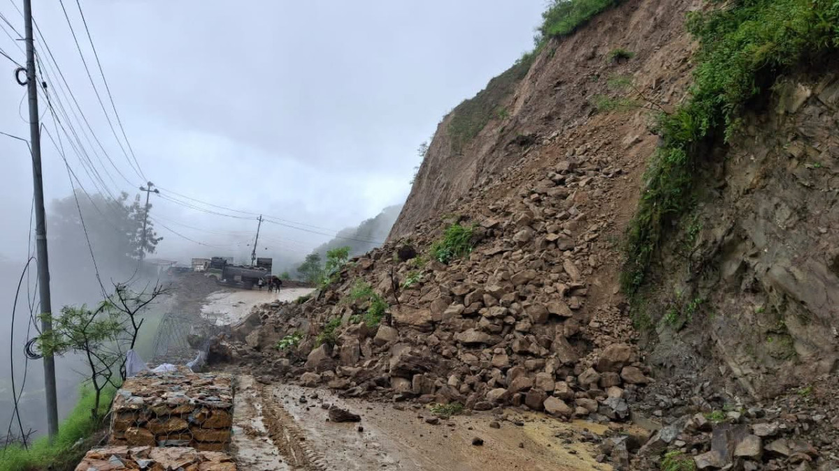 विभिन्न राजमार्ग अवरुद्ध तथा आंशिक सञ्चालनमा