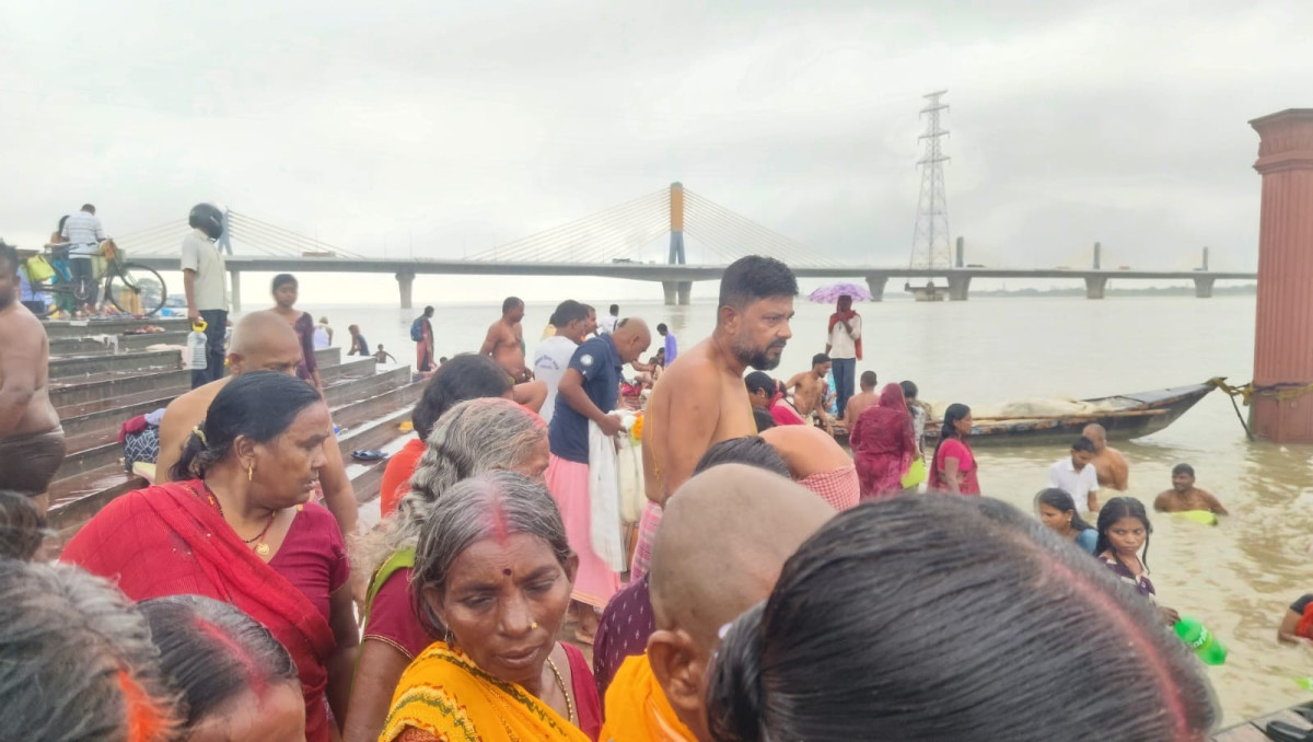 सिमरियाघाटमा गंगा स्नान गर्ने भक्तजनको घुइँचो