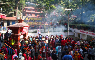 दक्षिणकाली मन्दिरमा भक्तजनको भीड